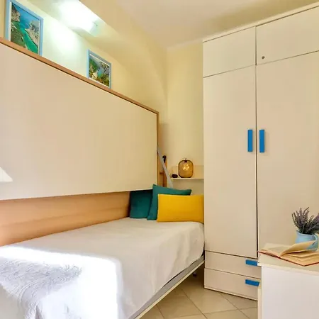 In Just 100 Mt From The Sea, With Air Conditioning And Private Outdoor Area 아파트호텔